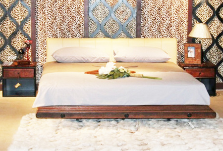 Двухспальная кровать с кожаным изголовьем